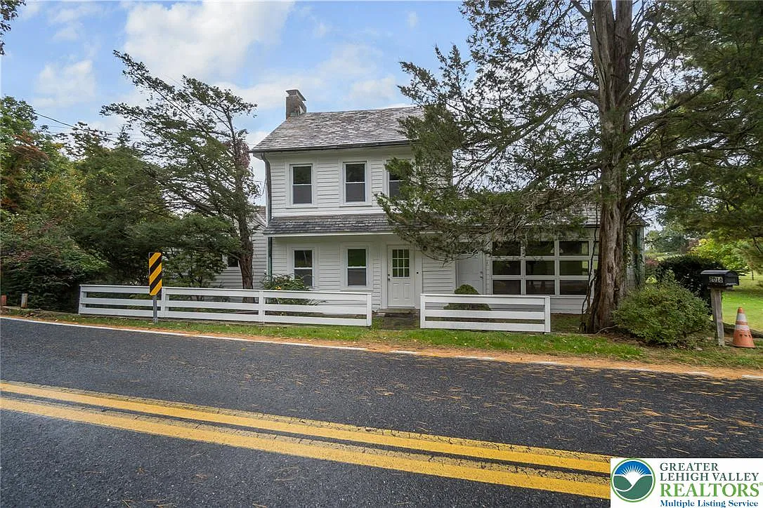 4 bed, 2.5 bath, 2561 sqft, $3,400 — Photo 1