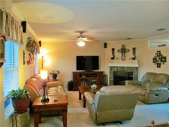 2nd image of 2421 Red Oak Dr