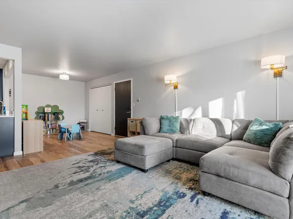 350 Park Hill DRIVE #A, Pewaukee, WI 53072