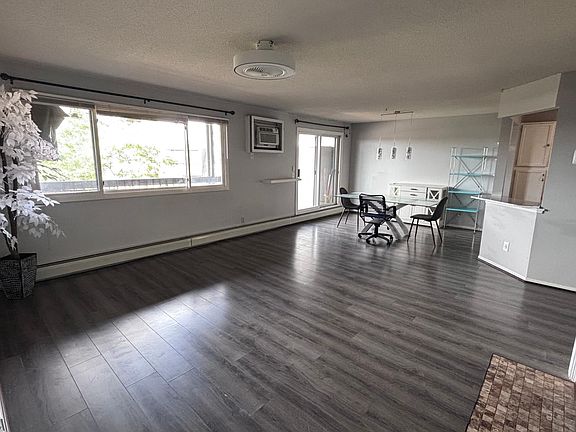 5th image of 999 41st Ave NE APT 302