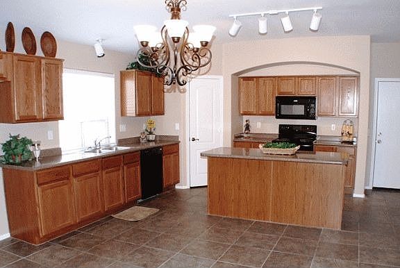 Kitchen w/ Island