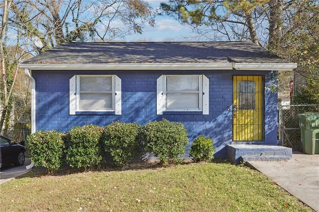 2 bed, 1.0 bath, 1176 sqft, $1,050 — Photo 1