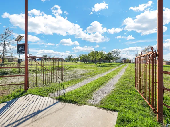 1804 S Santa Clara Rd, Marion, TX 78124