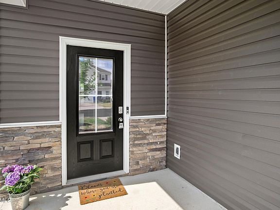 3rd image of 8 Heritage Ct
