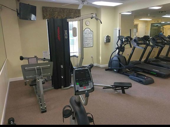 2nd image of 916 Park Terrace Cir