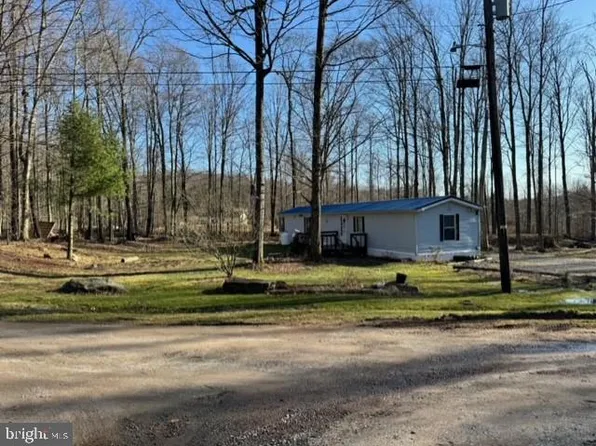 21 Russells Ln, Waymart, PA 18472