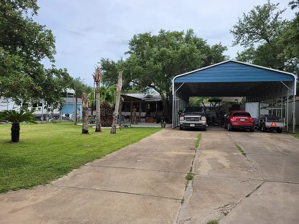 216 S Lake Dr, Rockport, TX 78382