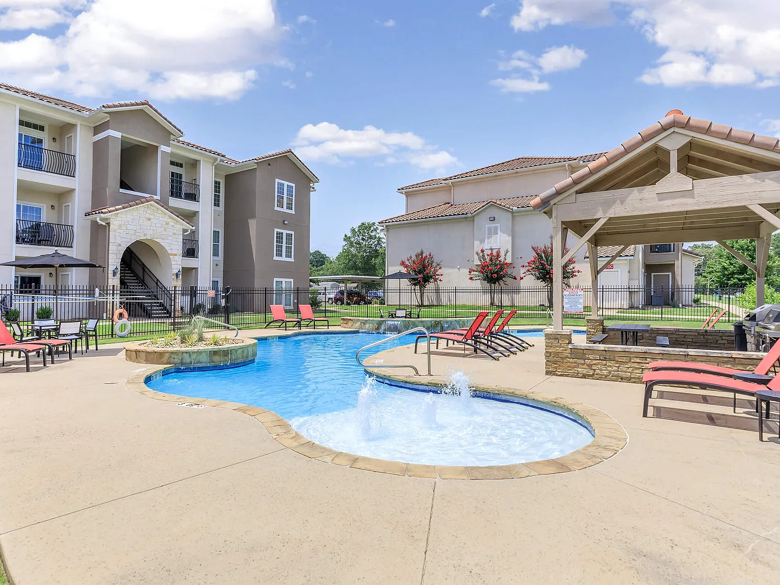 Arista Apartments — Photo 4