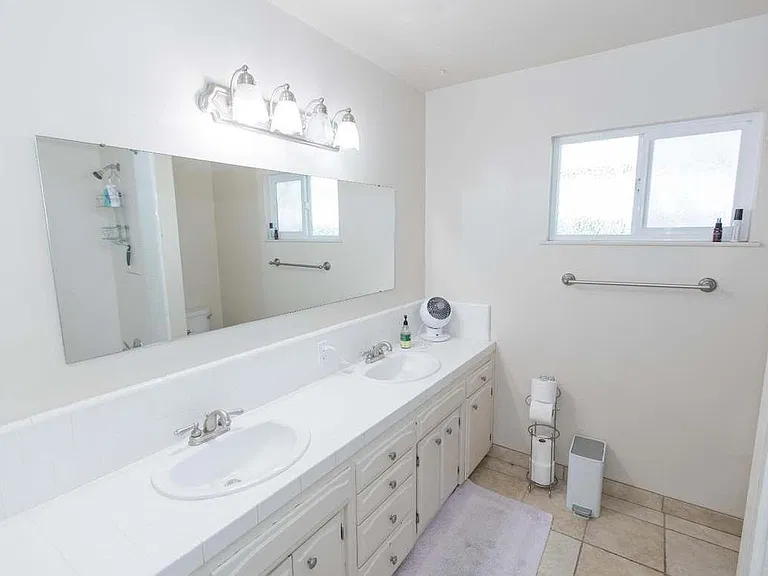 1022 E Menlo Ave — Photo 11