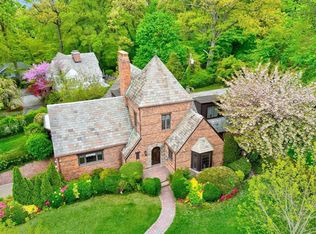 31 Wensley Dr, Great Neck, NY 11021