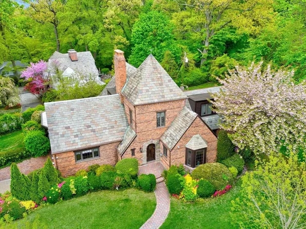 31 Wensley Drive, Great Neck, NY 11021