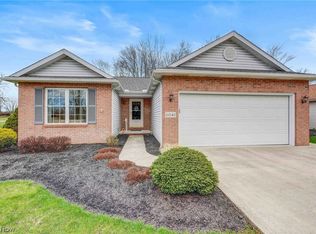 6041 Creekside Dr, Parma Heights, OH 44130