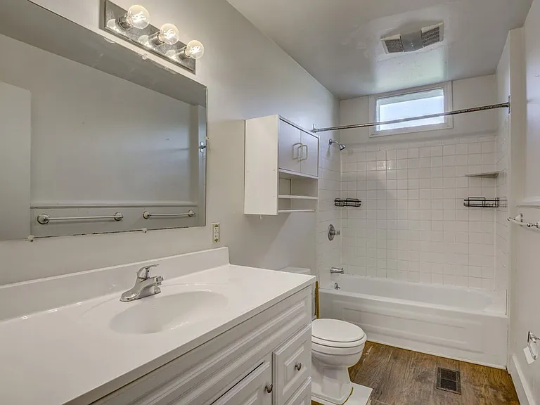 2235 Victor St #1B — Photo 11