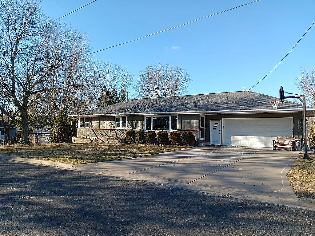 611 E Center St photo 1