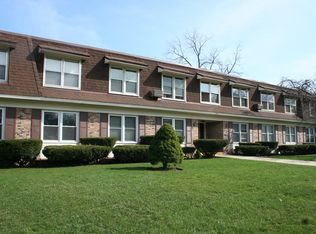350 Brainerd Ave APT 8A, Libertyville, IL