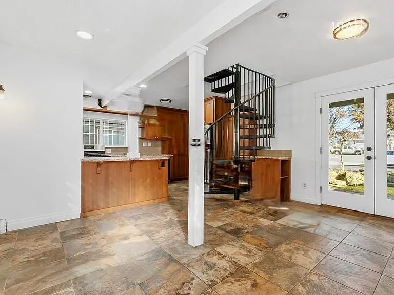 2500 Harney St #C — Photo 6