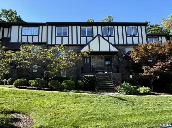 16 Canterbury Ln, New Milford, NJ 07646