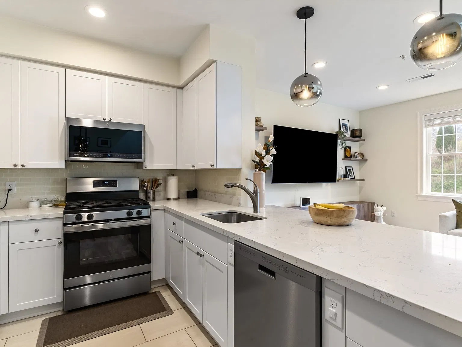 2 bed, 2.5 bath, 1854 sqft, $3,600 — Photo 4