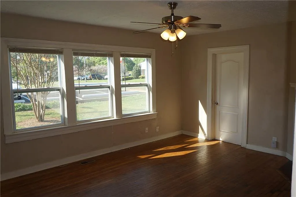 2 bed, 1.0 bath, 3360 sqft, $1,150 — Photo 4