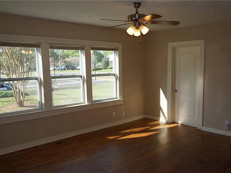 583 Colonial Cir SE — Photo 4
