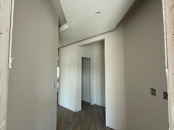 3rd image of 3881 Perspective St