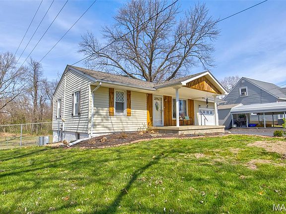 3rd image of 702 Ridge Ln