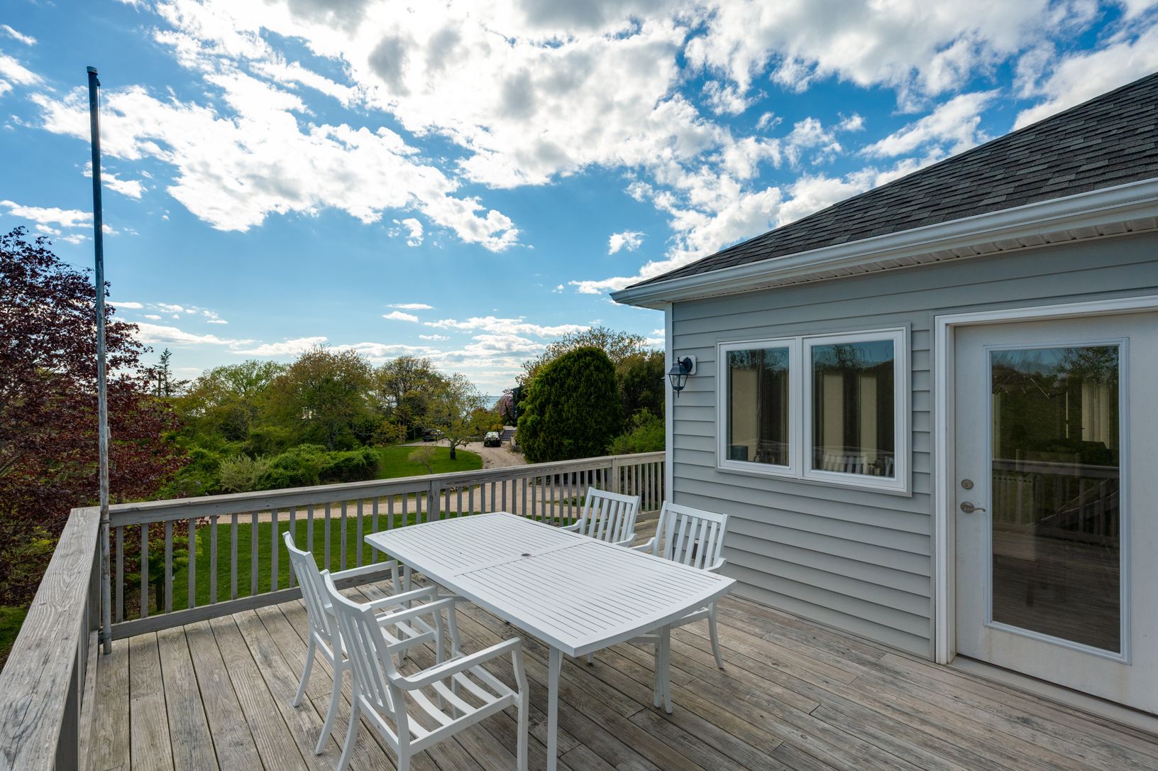  Outdoor dining with views