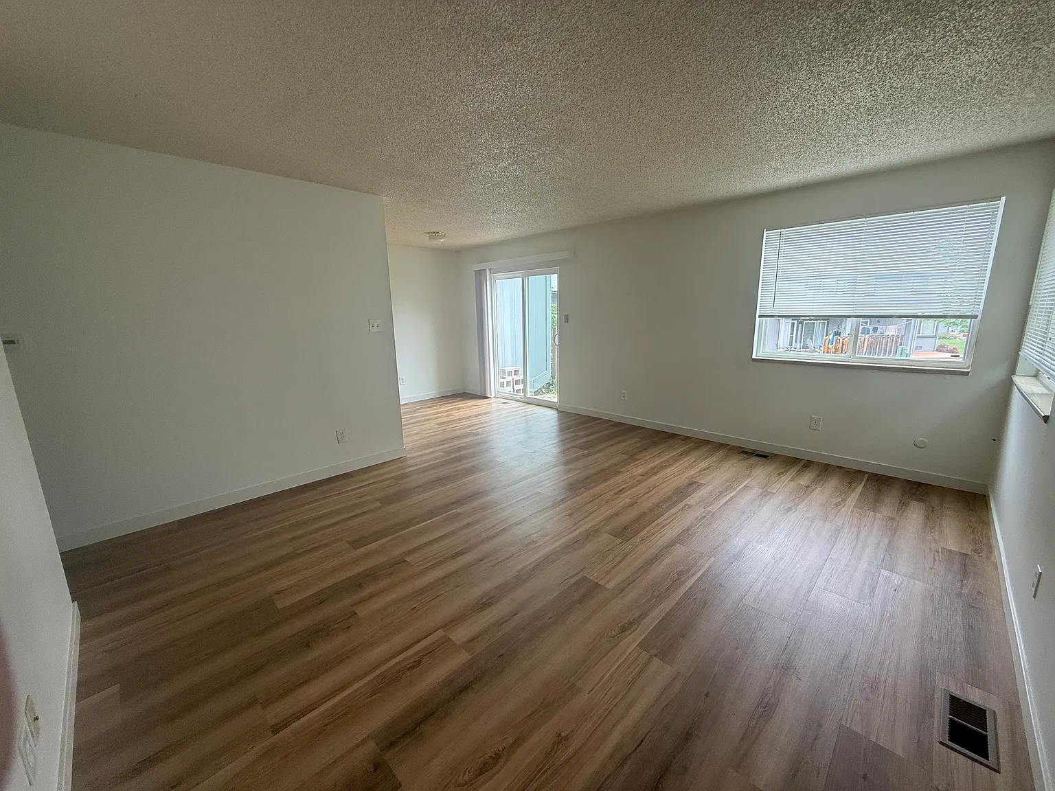 2 bed, 880 sqft, $2,350 — Photo 2