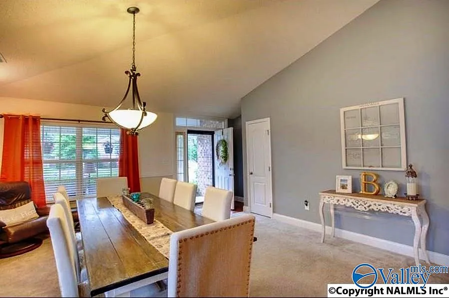 3 bed, 2.0 bath, 1926 sqft, $2,100 — Photo 3