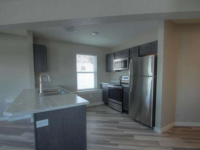 830 Crestmont Way — Photo 3