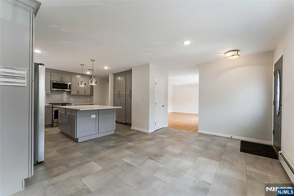 3 bed, 1.5 bath, $4,100 — Photo 4