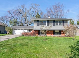 2S134 Hampton Ln, Lombard, IL 60148