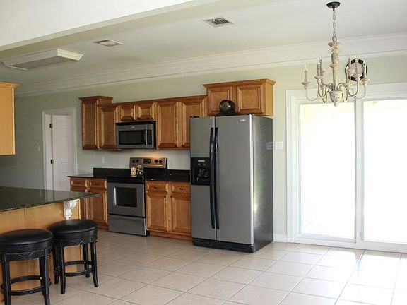 4th image of 208 Koch St