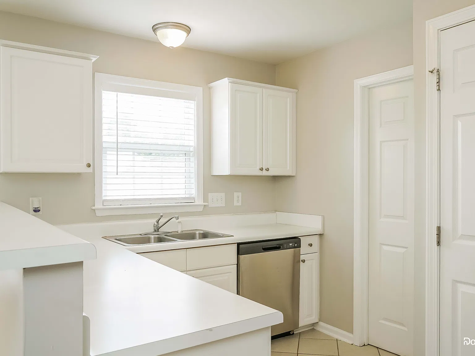 3 bed, 2.5 bath, 1666 sqft, $2,020 — Photo 3