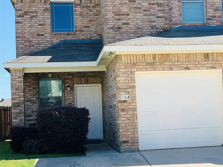 2304 Aldergate Dr — Photo 1
