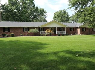 21 Country Club Ln, Arcola, IL 61910
