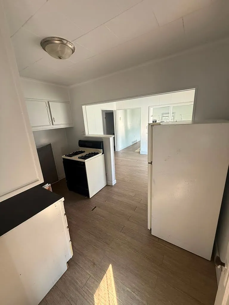 2 bed, 1.0 bath, $875 — Photo 4