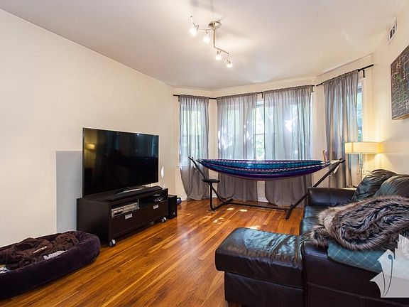 3rd image of 1524 N Artesian Ave APT 1P