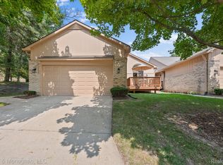 35595 Court Ridge Ct, Farmington, MI 48335