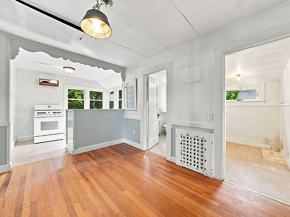4th image of 61 Winemack St
