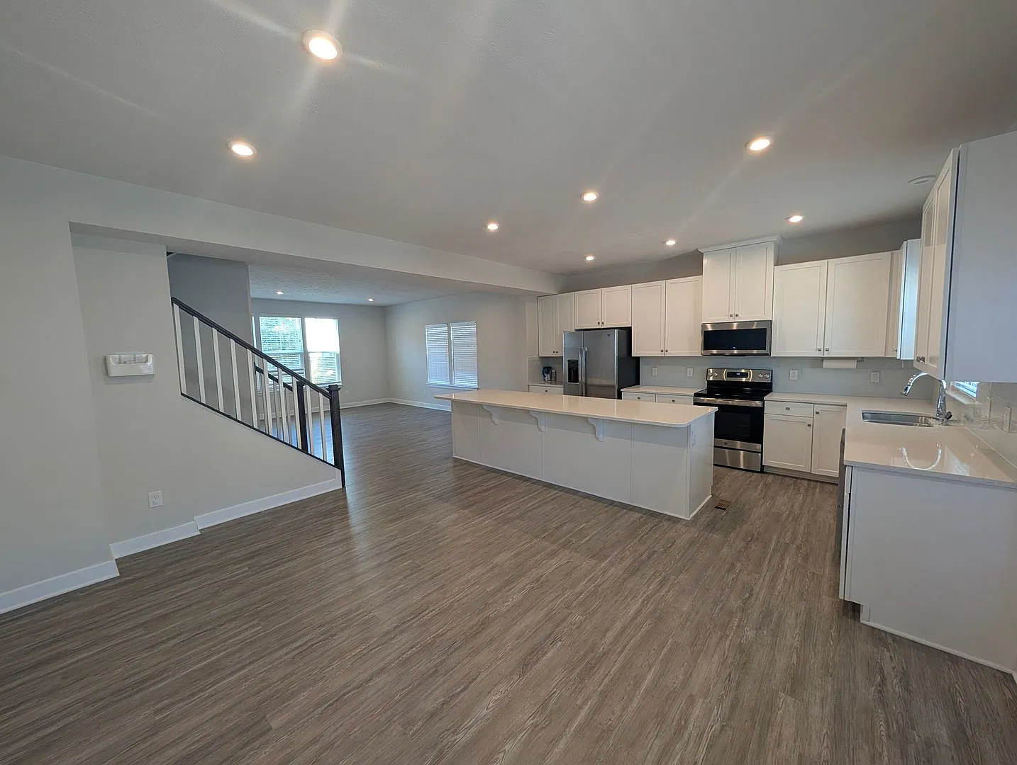 Luxury 3 bedroom Townhome — Photo 3