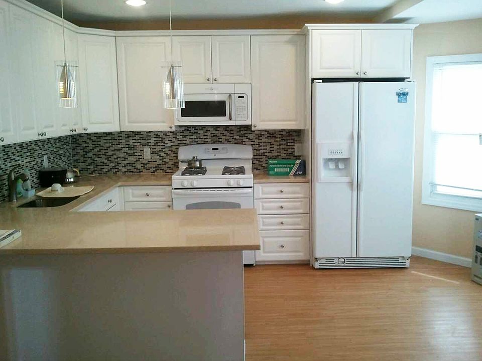 2nd image of 39-00 Murray St