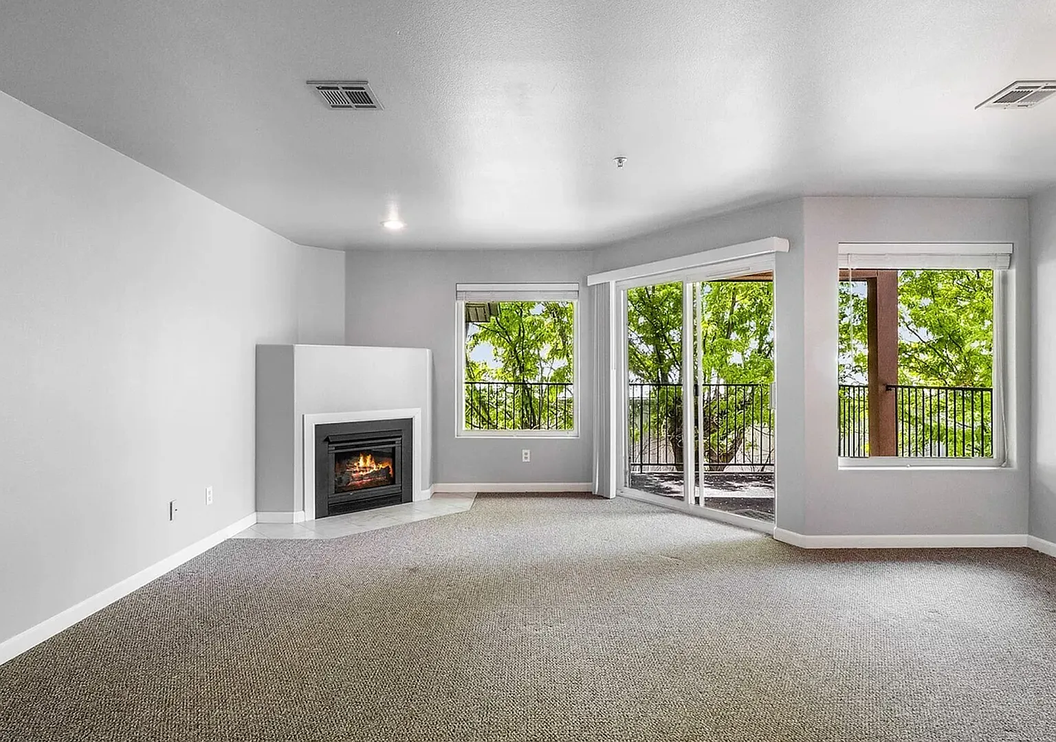 Lake Front Condo! Available NOW! — Photo 4