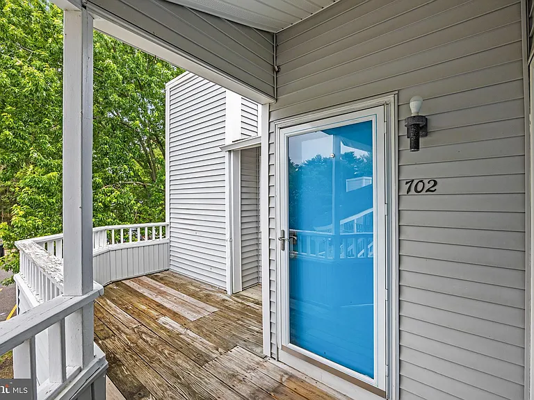 702 Abbey Ct — Photo 4