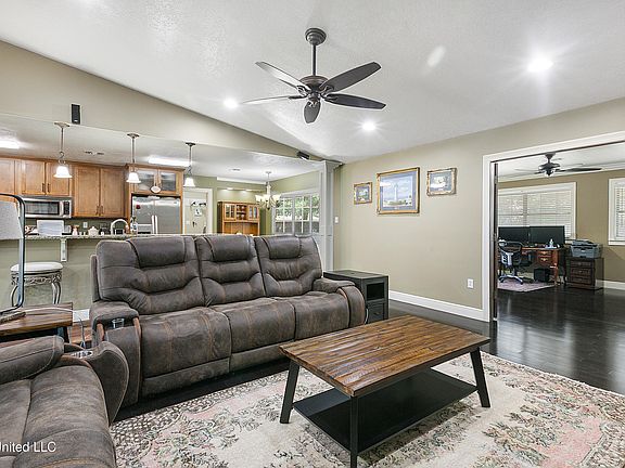 5th image of 3 Northwood Cir