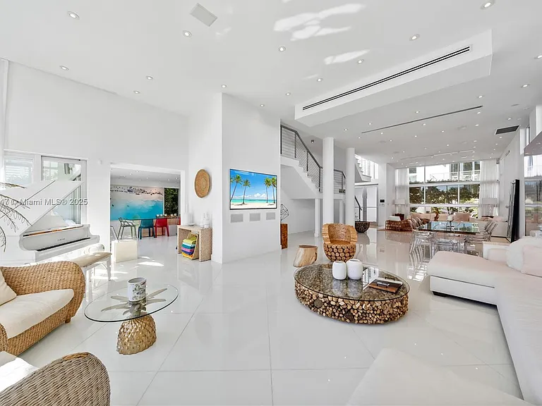 227 E Dilido Dr — Photo 31