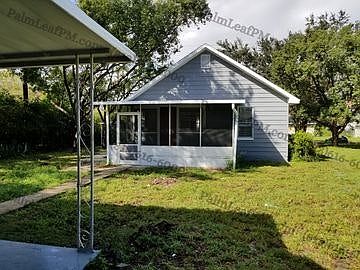 3rd image of 118 SE Avenue D SE