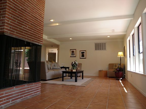 Frontroom with fireplace