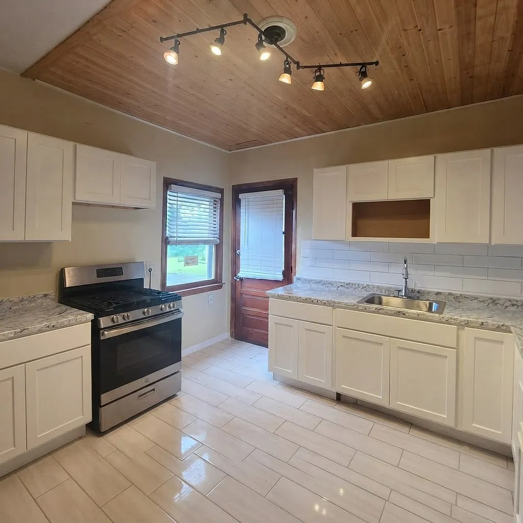 4 bed, 1.5 bath, 2500 sqft, $2,400 — Photo 3