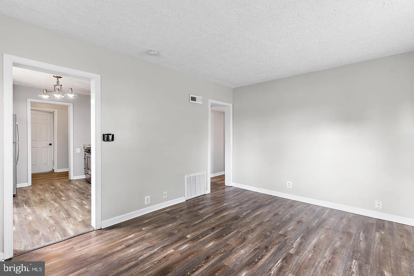 3 bed, 2.0 bath, 924 sqft, $1,950 — Photo 3